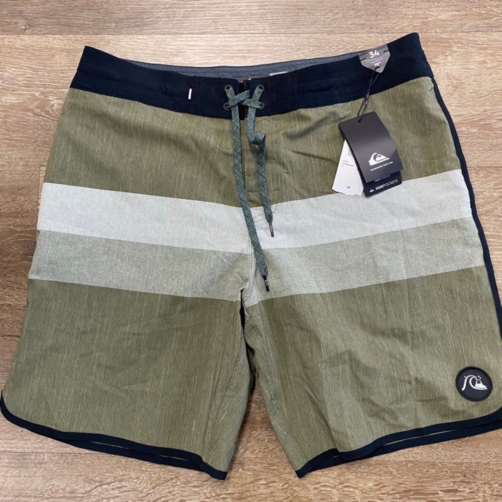 New NWT mens quicksilver swim trunks size 34 small green black